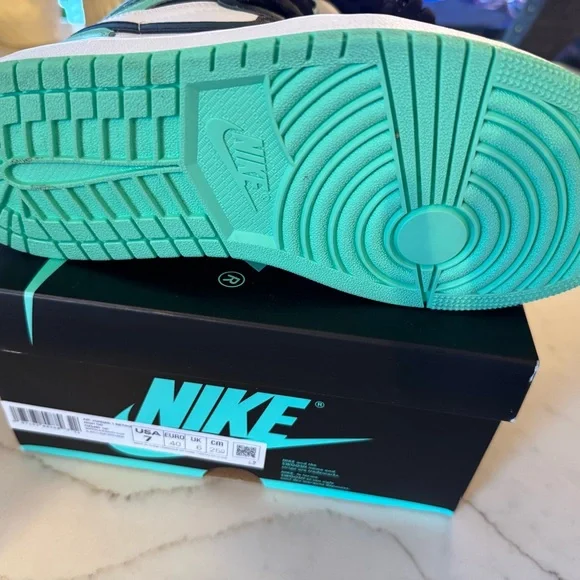 Air Jordan 1 Retro High OG GS 'Green Glow' 2024
Women’s 8.5 Men’s 7 - Picture 9 of 10